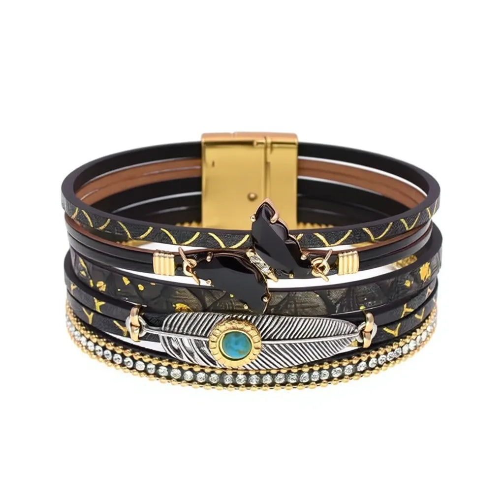Vue de face du bracelet papillon lumière noir, mettant en évidence le papillon en cristal, la plume quetzal ajourée et le rang de perles et strass.
