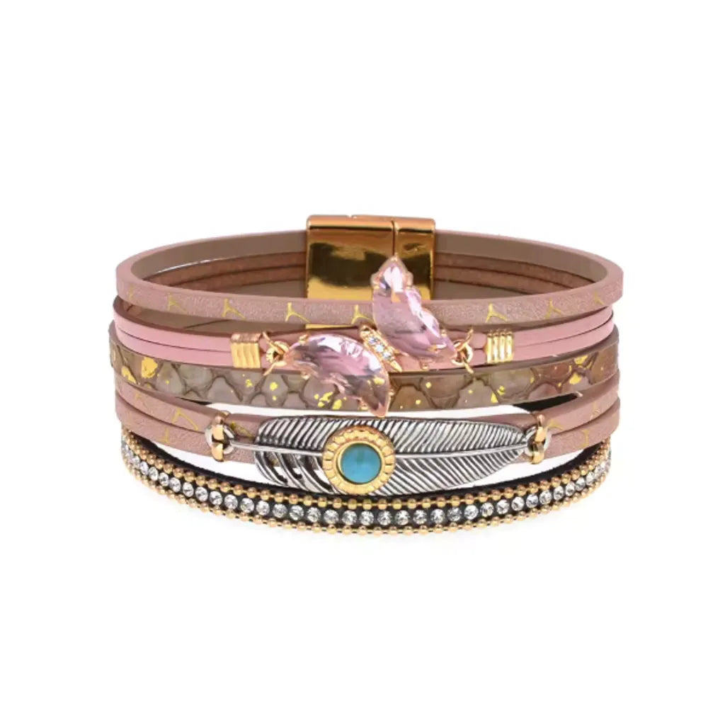 Bracelet rose avec plume Quetzal, détails dorés et cuir microfibre.