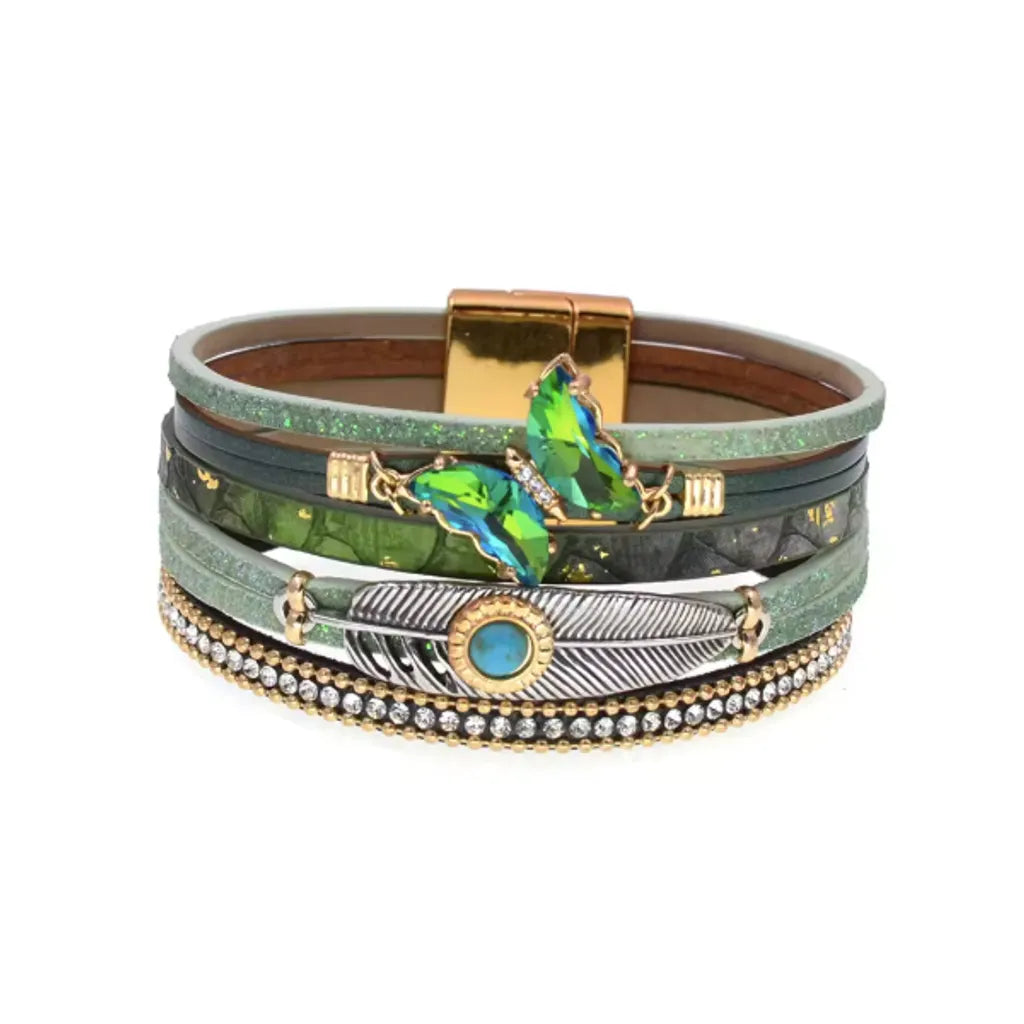 Bracelet vert inspiré par la nature, papillon en cristal et plume ajourée.