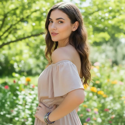 Jeune femme de profil, les cheveux détachés, portant le bracelet papillon lumière violet en pleine nature.