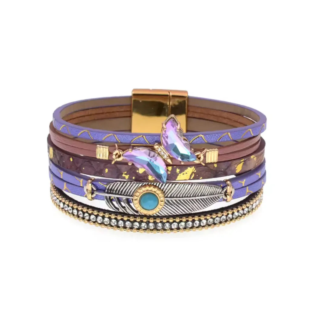 Bracelet Papillon Lumière violet avec plume Quetzal et papillon en cristal.