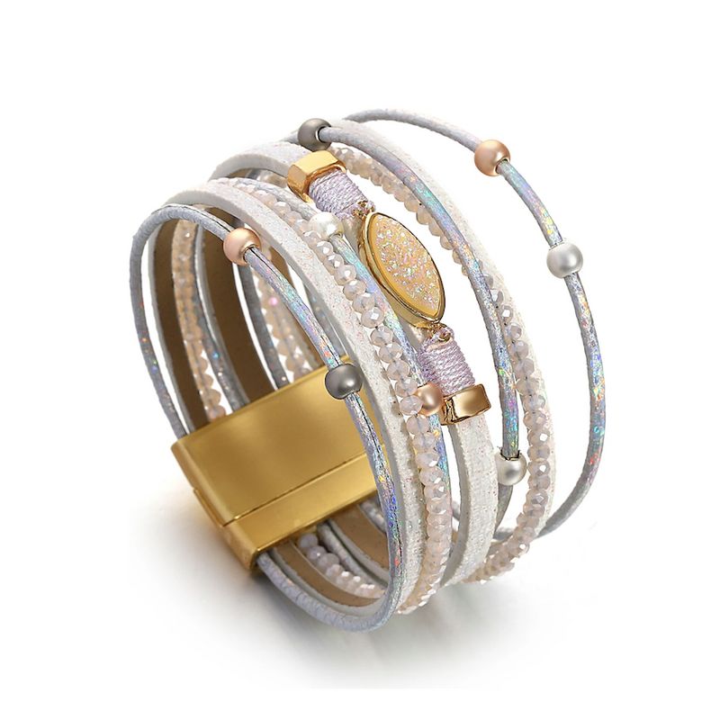 Bracelet Pierre Bohème – wrap pour femme avec perles, lanières en cuir PU de couleur blanc, ce multilanière est présenté dressé sur son fermoir magnétique doré.