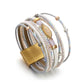 Bracelet Pierre Bohème – wrap pour femme avec perles, lanières en cuir PU de couleur blanc, ce multilanière est présenté dressé sur son fermoir magnétique doré.