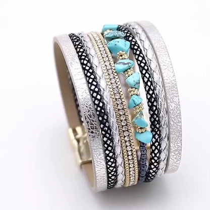 Vue de profil gauche d'un bracelet Pierre Horizon droit, montrant le multi-rangs, cuir microfibre argenté et pierres turquoise sur fond blanc.