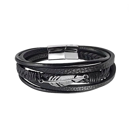 Bracelet Plume Liberté multi-rangs en cuir noir, vue de face sur fond blanc. La plume et le fermoir sont en acier inoxydable poli.
