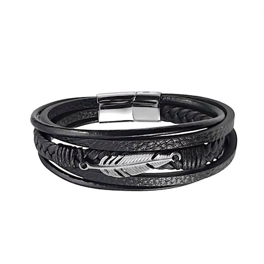 Bracelet Plume Liberté multi-rangs en cuir noir, vue de face sur fond blanc. La plume et le fermoir sont en acier inoxydable poli.