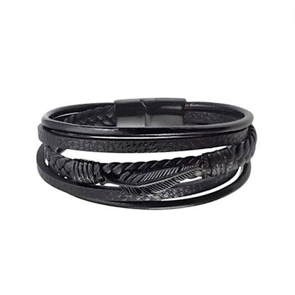 Bracelet multi-rangs en cuir noir avec plume et fermoir magnétiques de couleur noire, sur fond blanc.
