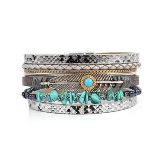 Bracelet Plume Quetzal argenté, multi-rangs cuir microfibre imprimé serpent gris, pierres turquoises et cabochon bleu cerclé doré, plume ajourée, rang perlé.