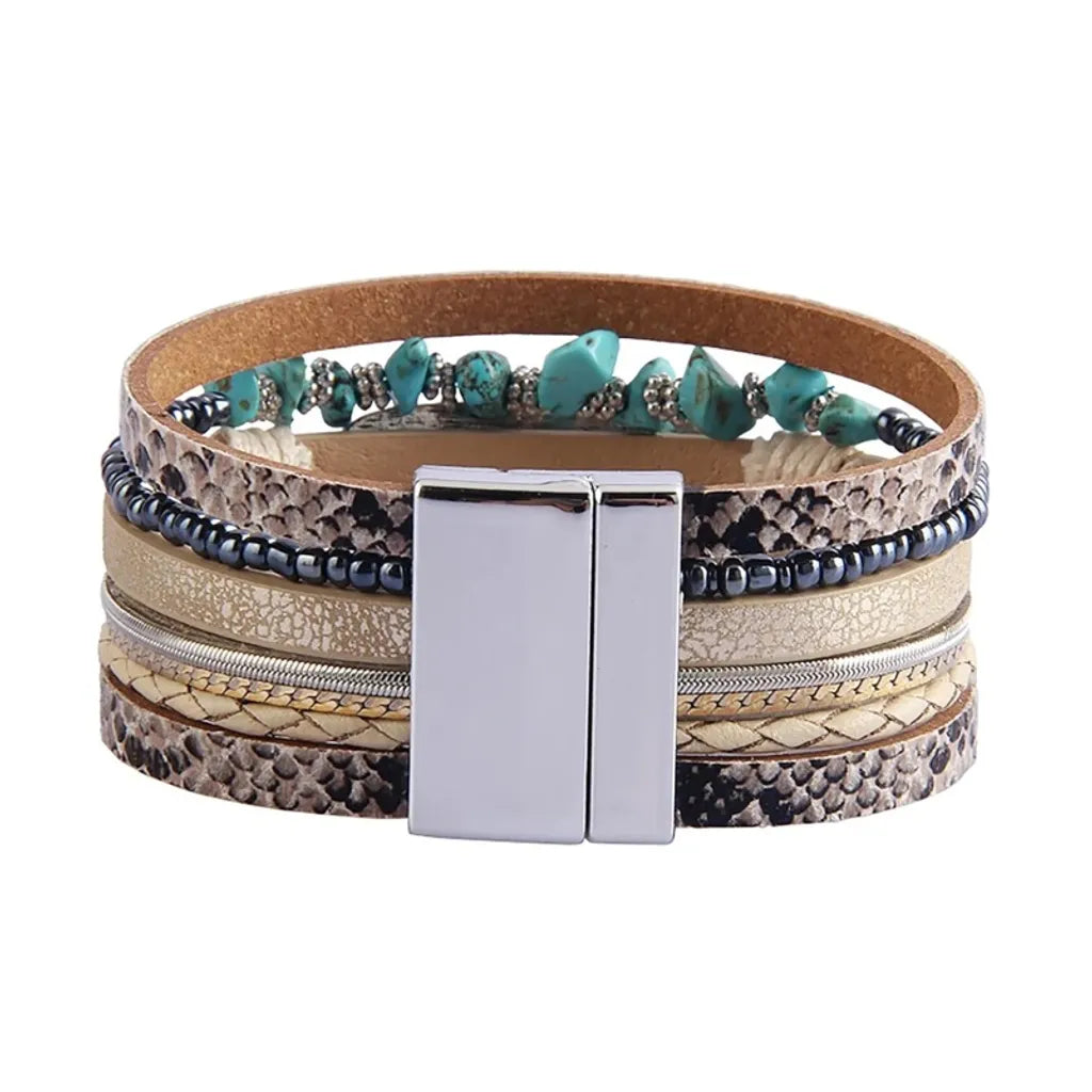 Bracelet Plume Quetzal multi-rangs cuir microfibre, vu arrière, fermoir argenté, perles turquoise visibles, cuir effet python beige.