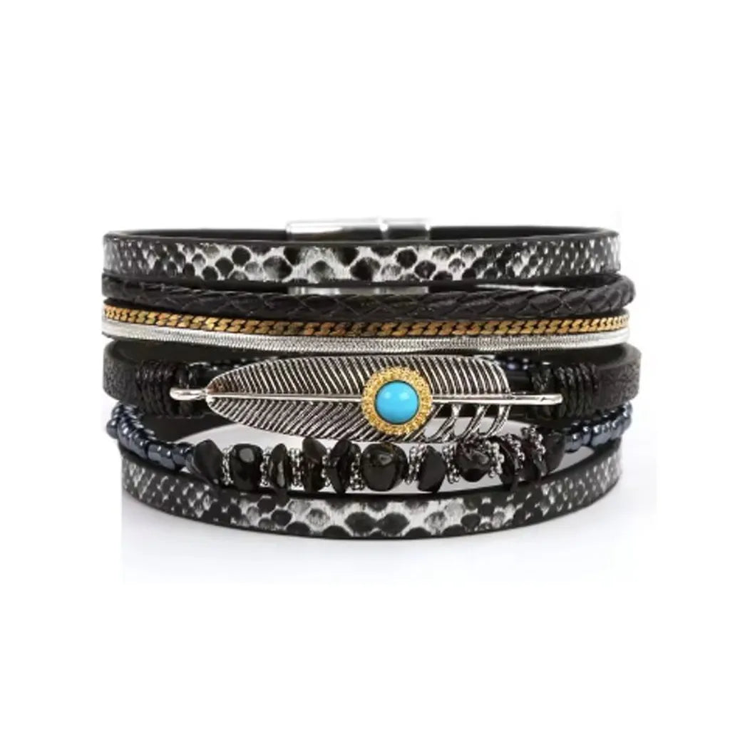 Bracelet multi-rangs en cuir microfibre noir, avec un motif peau de serpent, des perles noires et des pierres assorties.