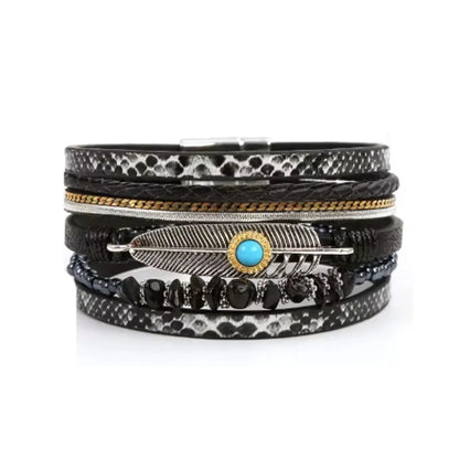 Bracelet multi-rangs en cuir microfibre noir, avec un motif peau de serpent, des perles noires et des pierres assorties.