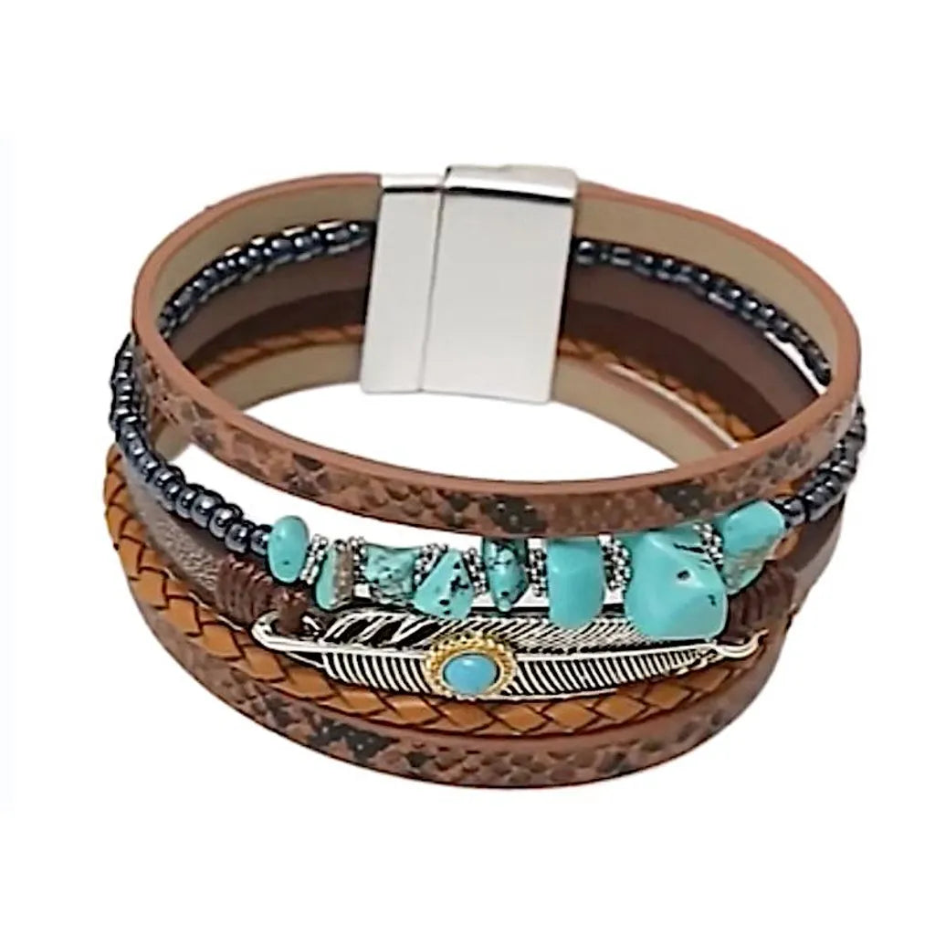 Bracelet Plume Quetzal marron cuir microfibre, gros plan, fermoir magnétique argenté, rang perlé turquoise en contraste.