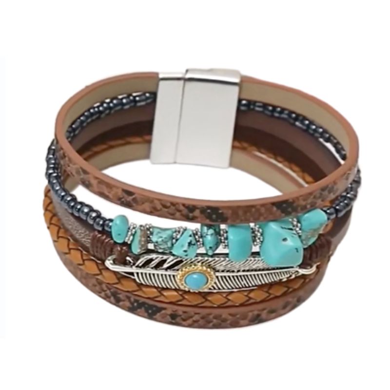 Bracelet avec breloque représentant une plume de Quetzal orné d'une perle ronde bleu turquoise. Ce wrap bohème multilanière est accompagné de bandes de cuir PU marron tresser et lisse au motif peau de serpent, également assortis de perles et de belles pierres de couleur bleu turquoise. Son fermoir argenté en alliage de zinc est magnétique. Coloris marron et bleu turquoise.