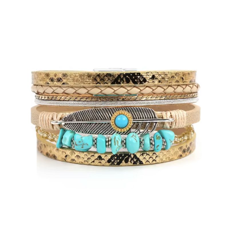 Bracelet plume de Quetzal, wrap bohème pour femme avec perles en pierre, multilanière en cuir PU au motif peau de serpent – coloris beige et or.