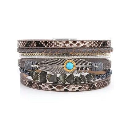 Bracelet plume de Quetzal, wrap bohème pour femme avec perles en pierre, multilanière en cuir PU au motif peau de serpent – coloris gris.