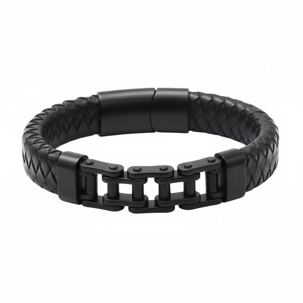 Gros plan finition exclusive. Le bracelet Pulsar cuir tressé noir et sa chaîne de vélo en acier noir mat. L'esthétique brute de la mécanique au poignet.