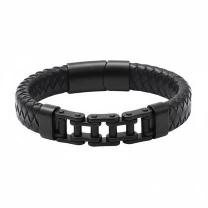 Gros plan finition exclusive. Le bracelet Pulsar cuir tressé noir et sa chaîne de vélo en acier noir mat. L'esthétique brute de la mécanique au poignet.