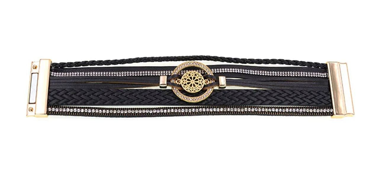 Bracelet rosace bohème, wrap pour femme avec strass en cristal et lanières en cuir PU, ce multilanière, est présenté avec son fermoir magnétique doré ouvert et à plat sur un fond blanc – coloris noir.