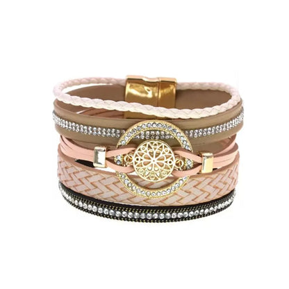 Bracelet Rosace Gothique beige multi-rangs cuir microfibre, nuances naturelles, breloque rosace dorée et rondelle strass scintillante.