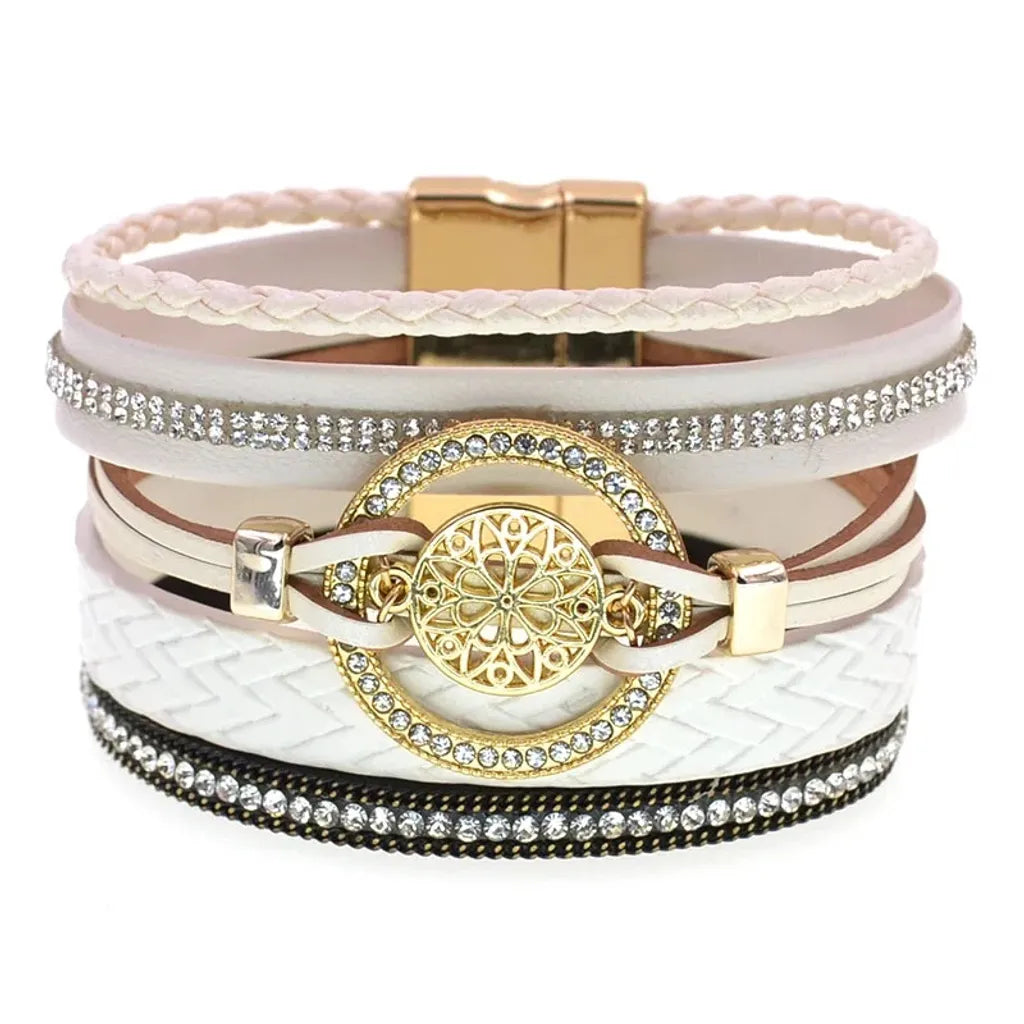 Bracelet Rosace Gothique blanc multi-rangs cuir microfibre, breloque ajourée rosace dorée et strass, rendu lumineux en avant-plan.