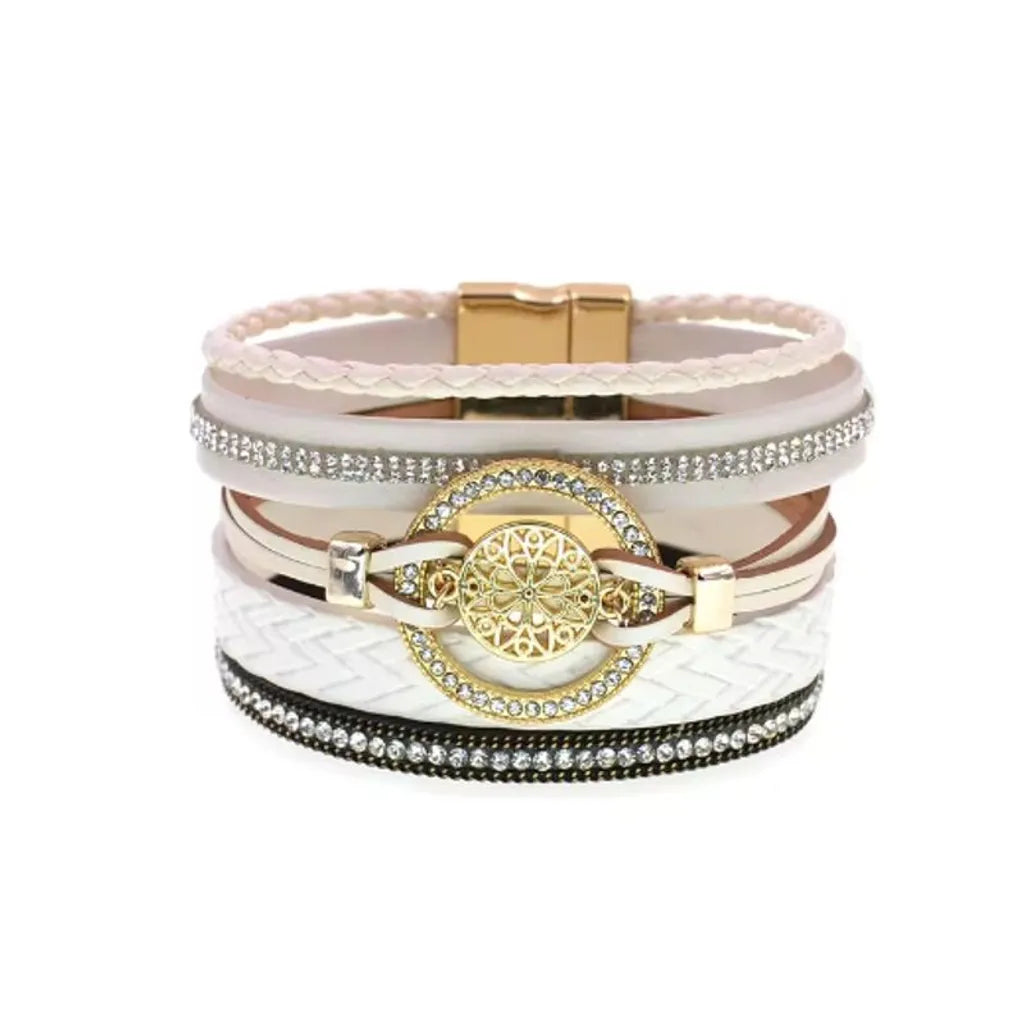 Bracelet Rosace Gothique blanc multi-rangs cuir microfibre, breloque ajourée dorée entourée de strass, style lumineux et raffiné.