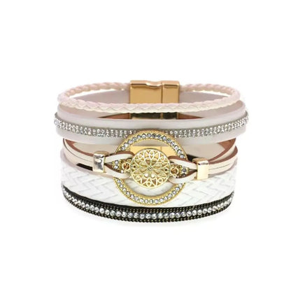 Bracelet Rosace Gothique blanc multi-rangs cuir microfibre, breloque ajourée dorée entourée de strass, style lumineux et raffiné.