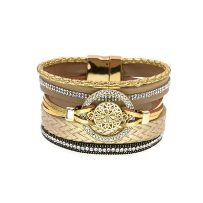 Bracelet Rosace Gothique doré multi-rangs cuir microfibre, harmonie dorée intégrale, breloque ajourée et rondelle strass assortie.