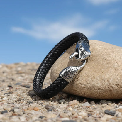 Bracelet Serpent Ouroboros en cuir tressé, dressé. Le fermoir en acier en forme de tête de serpent est visible de profil.