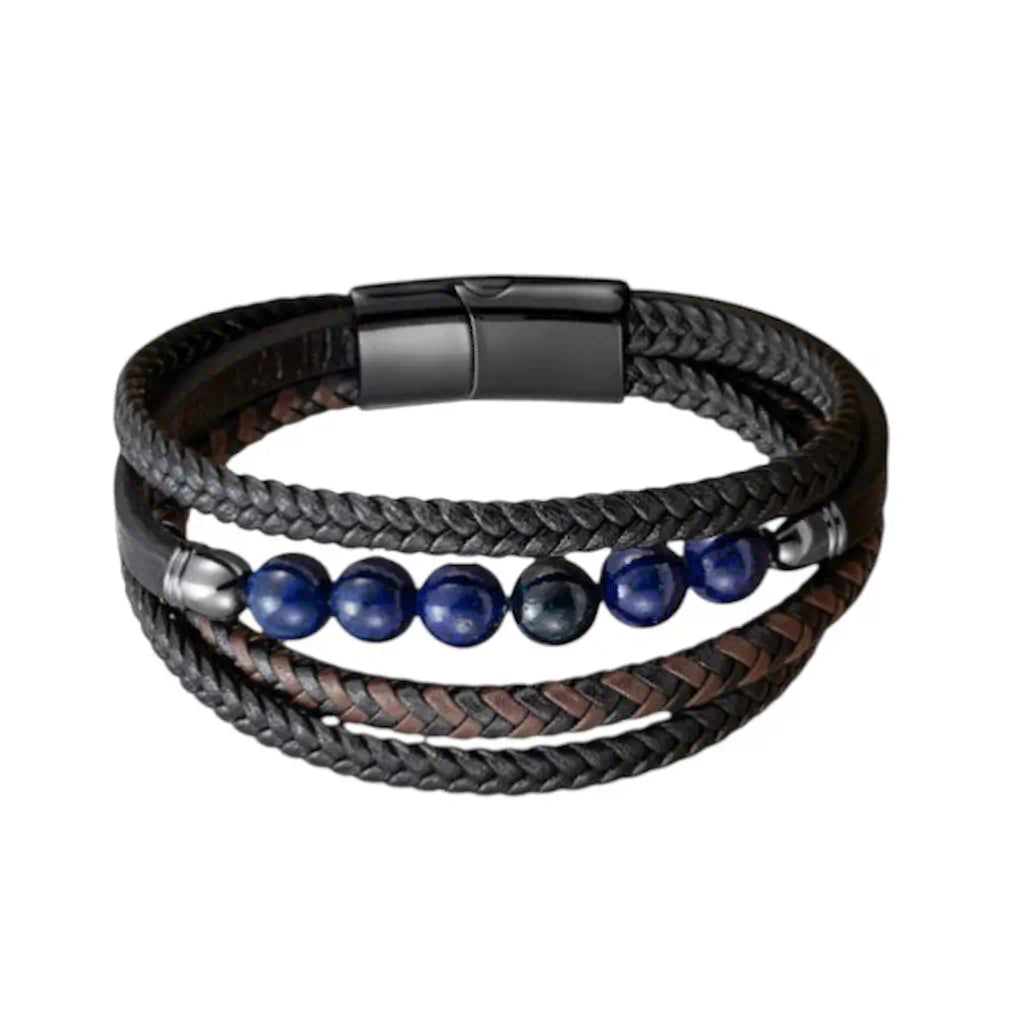 Gros plan frontal du Bracelet Skar révélant l'entrelacs de ses quatre lanières en cuir noir et marron, sublimé par la profondeur des perles en lapis lazuli bleu outremer sur fond épuré.