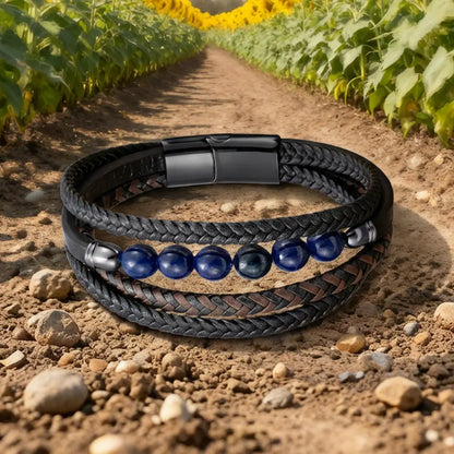 Composition organique du Bracelet Skar fermé sur le sentier, soulignant la robustesse du cuir noir et l'azur des perles lapis-lazuli.