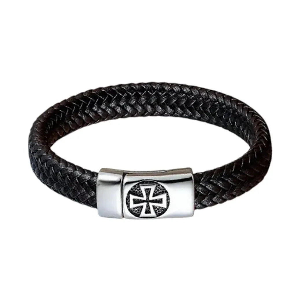 Vue de face d'un bracelet Templiers en cuir tressé noir, avec fermoir magnétique acier inoxydable gravé Croix Pattée.