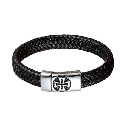 Vue de face d'un bracelet Templiers en cuir tressé noir, avec fermoir magnétique acier inoxydable gravé Croix Pattée.