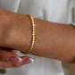 Bracelet tennis à maillons Miami en acier inoxydable plaqué or avec rivière zircone cubique - bracelet chaîne présenté atour d'un poignet d'une femme