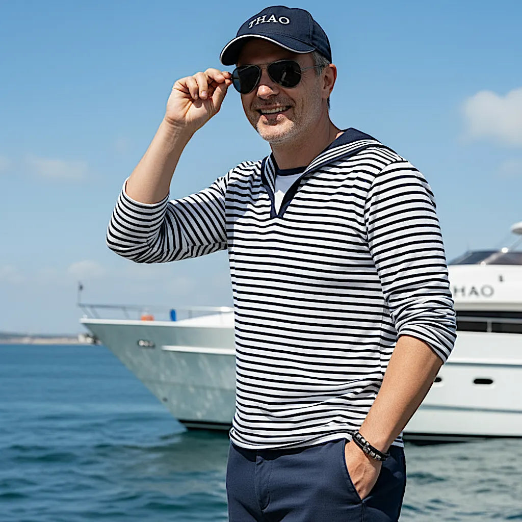 Scène de vie. Main ajustant les lunettes aviateur ; le bracelet Thao en cuir noir tressé devient le centre d'attention du poignet pour un style sûr.