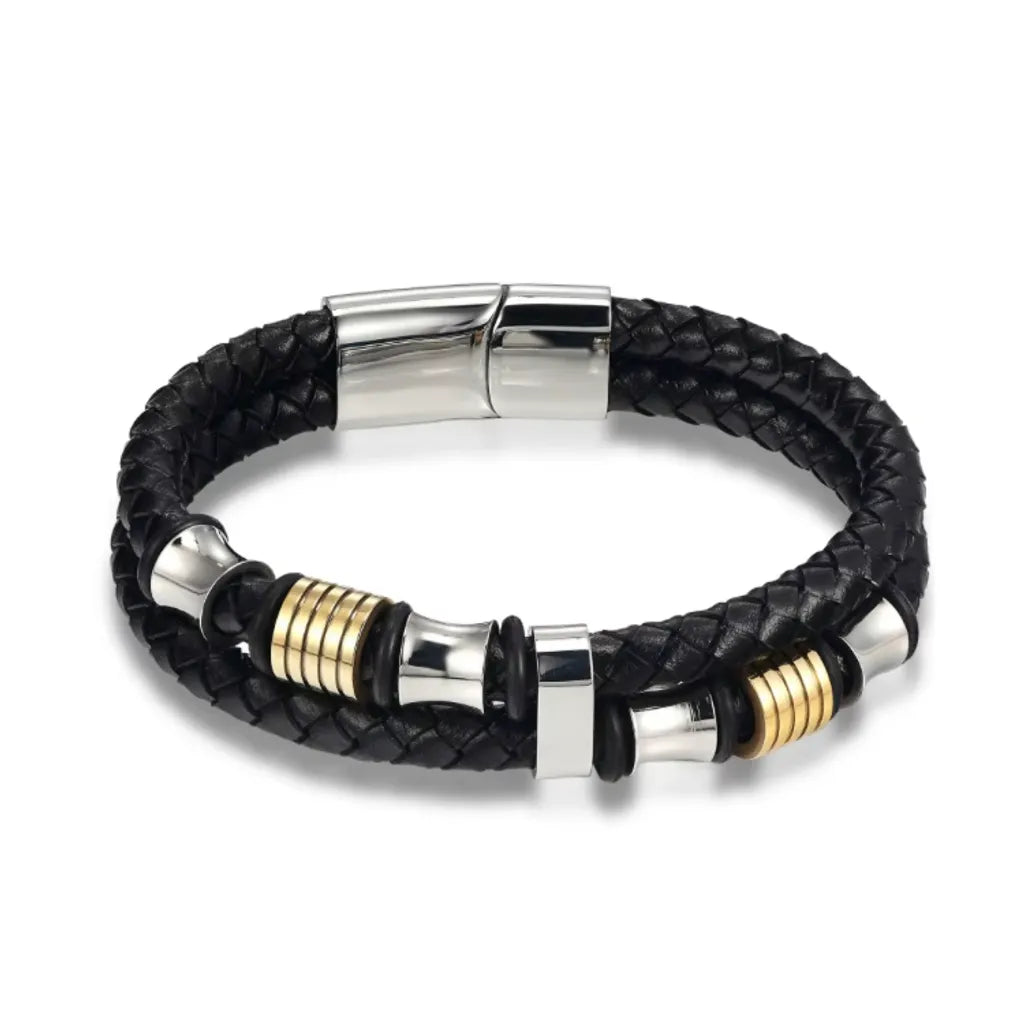 Vue studio. Le bracelet Thao présente ses finitions bicolores dorées et argentées, renforçant l'harmonie des perles sur le cuir noir tressé.