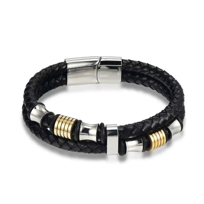 Vue studio. Le bracelet Thao présente ses finitions bicolores dorées et argentées, renforçant l'harmonie des perles sur le cuir noir tressé.