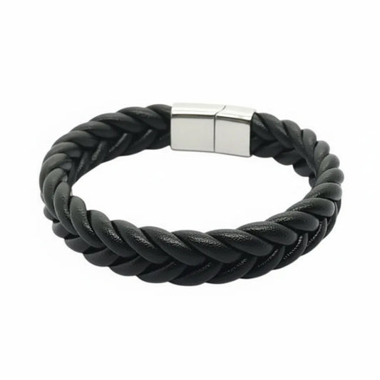 Packshot fond blanc. Le bracelet Torc cuir souple noir avec son tressage rond volumineux à 4 lanières. Le fermoir en acier inoxydable capte la lumière.