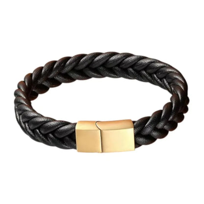 Vue studio détail. Le bracelet Torc cuir souple noir dans sa version dorée. Le volume artisanal du tressage rond est souligné par l'éclat du fermoir en acier inoxydable.