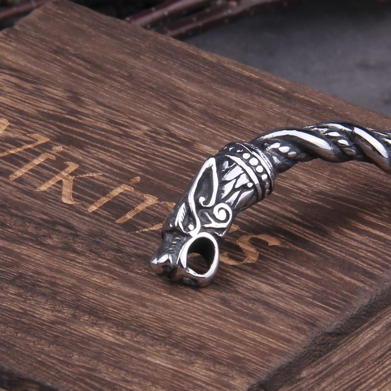 Bracelet manchette viking - Torque avec tête de dragon nordique avec des détails de qualité en acier inoxydable - jonc ouvert torsadé posé sur une boite cadeau en joli bois foncé - couleur du bijou tout argent
