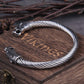 Bracelet manchette viking - Torque avec tête de dragon nordique avec des détails de qualité en acier inoxydable - jonc ouvert torsadé posé sur le dessus d'une boite cadeau en joli bois foncé - couleur du bijou tout argent