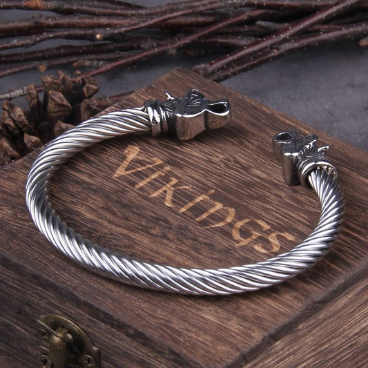 Bracelet torque viking avec têtes d'ours nordique en acier inoxydable - jonc ouvert de style câble torsadé sur sa boite-cadeau en bois - manchette de coloris argent