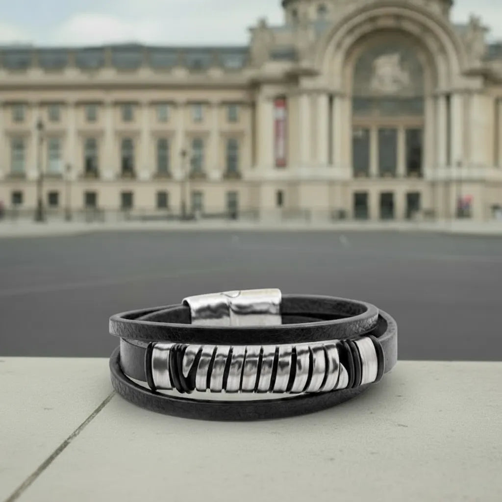 Vue de face. Le ressort acier du bracelet Torus posé sur le granit, révélant la densité du cuir texturé noir multi-rangs.