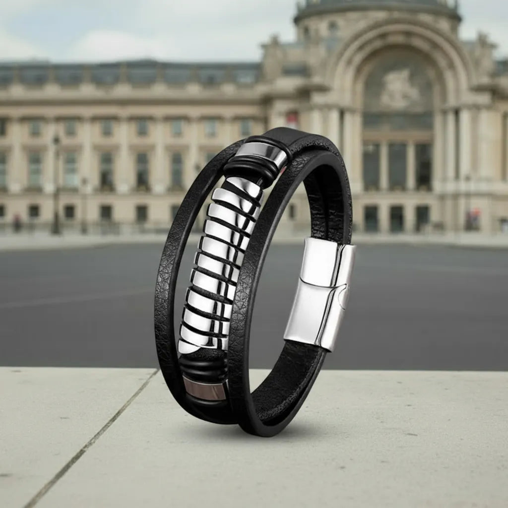 Profil structuré. Détail des trois lanières de cuir texturé noir et de la torsion du ressort central sur le bracelet Torus.