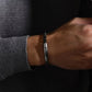 Bracelet vintage avec chaîne à maillons vénitiens de 6 mm avec vue du fermoir clip cylindrique à ressort en acier inoxydable sur un poignet d'homme - coloris argent vieilli