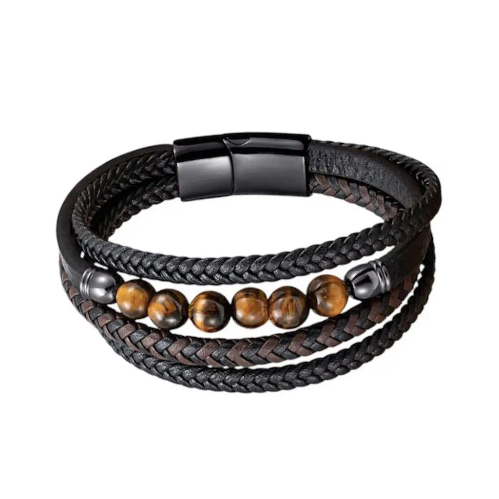 Gros plan frontal du bracelet Vorg révélant l'architecture de ses quatre lanières en cuir et sa rangée de gemmes oeil de tigre aux reflets dorés. L'acier noir du fermoir souligne l'équilibre structurel de cette pièce masculine.