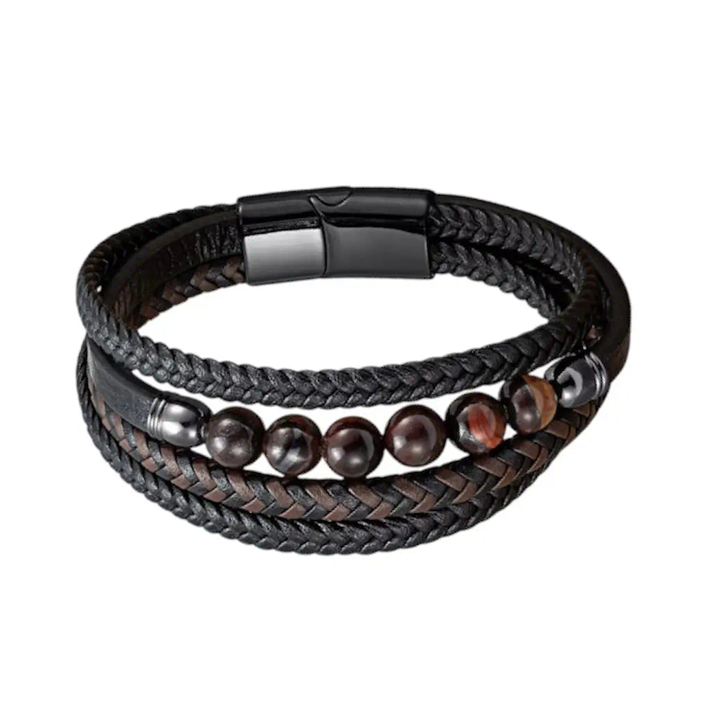 Vue macro du modèle Vorg mettant en contraste le cuir bicolore noir et marron avec la profondeur incandescente des perles oeil de tigre rouge cognac. Une composition minérale et organique fixée par une armature en acier inoxydable brossé.