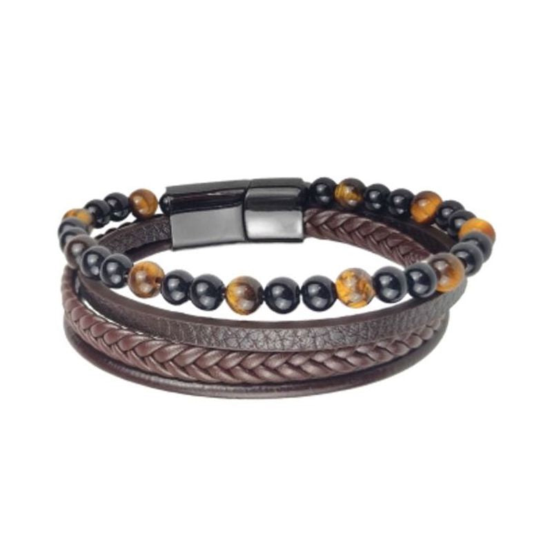 Bracelet cuir multilanière avec pierres naturelles agate noire et œil de tigre jaune pour homme, son fermoir magnétique en acier inoxydable est noir – présenté posé et fermé à plat, fond blanc  – wrap cuir coloris marron.