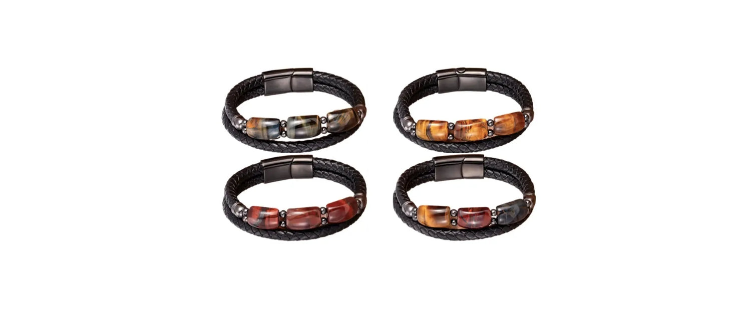 Quatre bracelets en cuir, wrap pour homme avec trois pierres œil de tigre de couleurs différentes (jaune, rouge, bleu), alignés, à plat sur un fond blanc, illustrant un choix élégant et varié pour les amateurs de bijoux masculins.