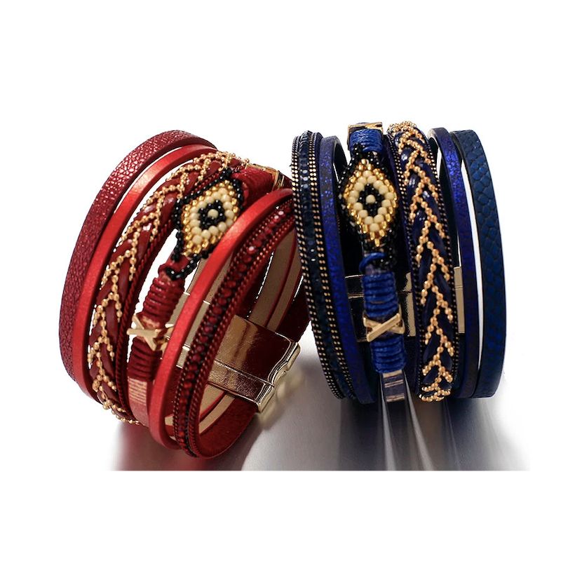 Vue sur deux bracelets multilanière mauvais œil Miyuki, wrap en cuir PU, présentés droit, reposant sur leur fermoir magnétique en alliage de zinc de couleur or, style bohème pour femme - deux coloris, le bleu et le rouge.