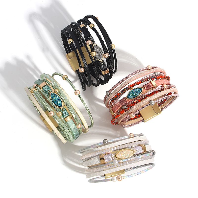 Bracelets Pierre Bohème – wrap pour femme avec perles, lanières en cuir PU, ces multilanière sont présentés dressés sur leur fermoir magnétique doré. Quatre coloris disponibles, noir, vert, rose et blanc.